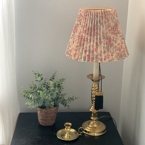 Vintage brass table lamp with vintage lampshade floral‎ cottage core traditional - Picture 1 of 15